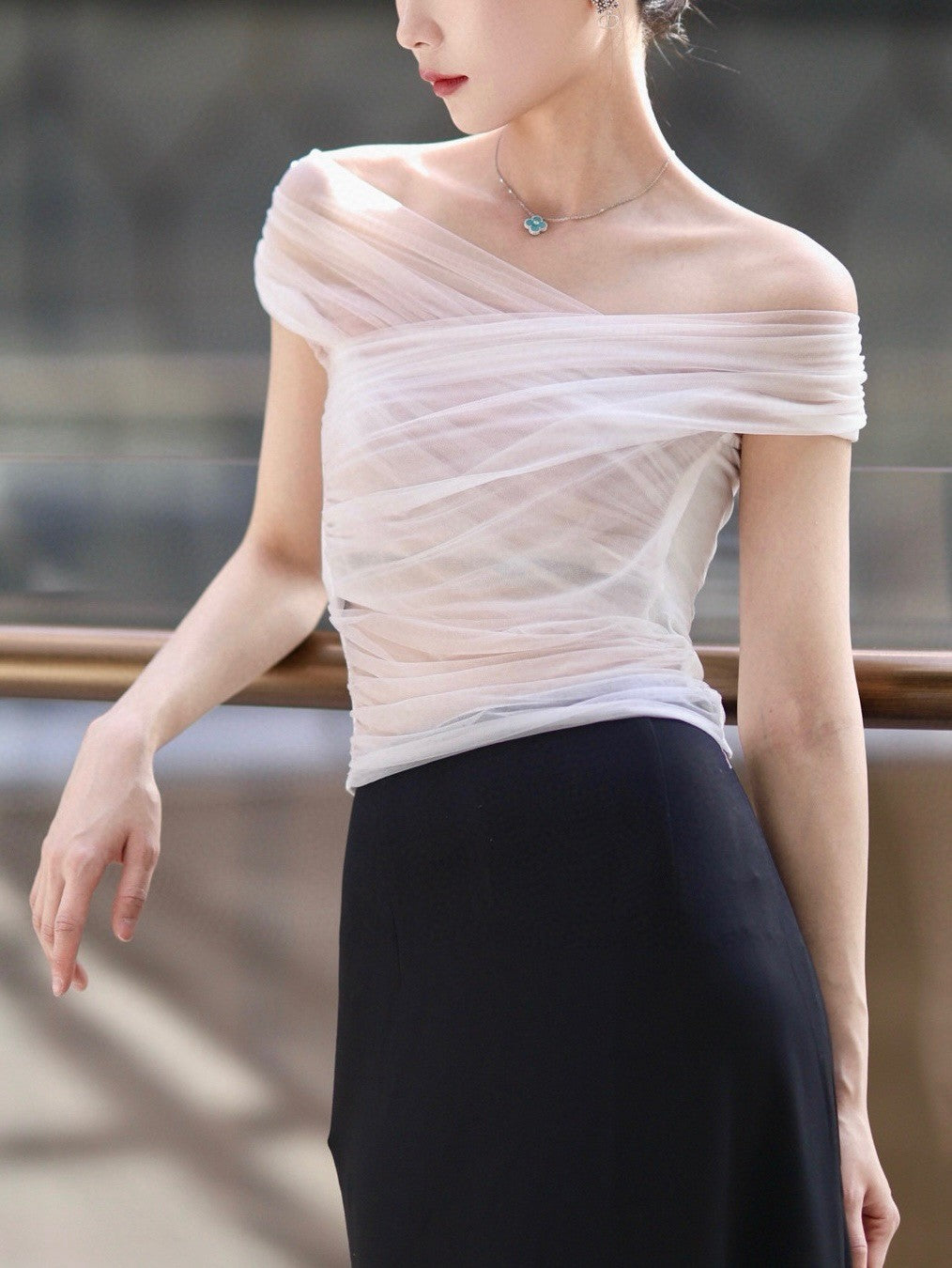 SIJIA白色一字肩褶皱网纱修身T恤