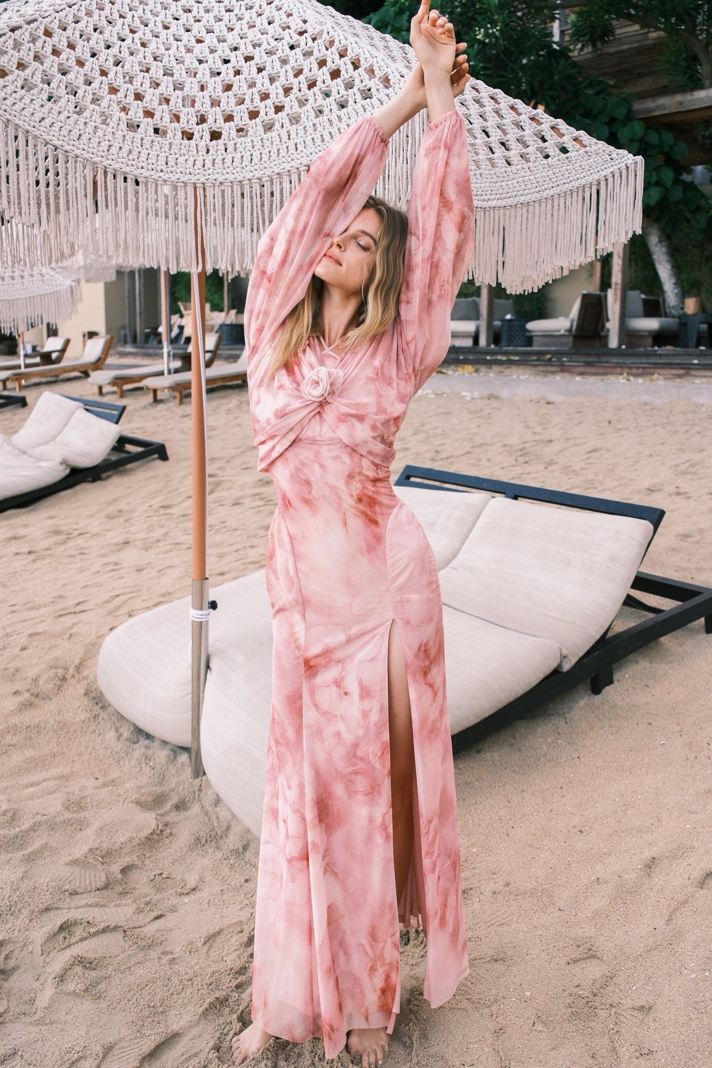 Sheer Luck Alina蝴蝶袖网纱挂脖露背开叉印花连衣裙