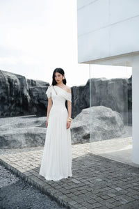 MOLLYNISTA Pleated Draped Shoulder Dress (white)