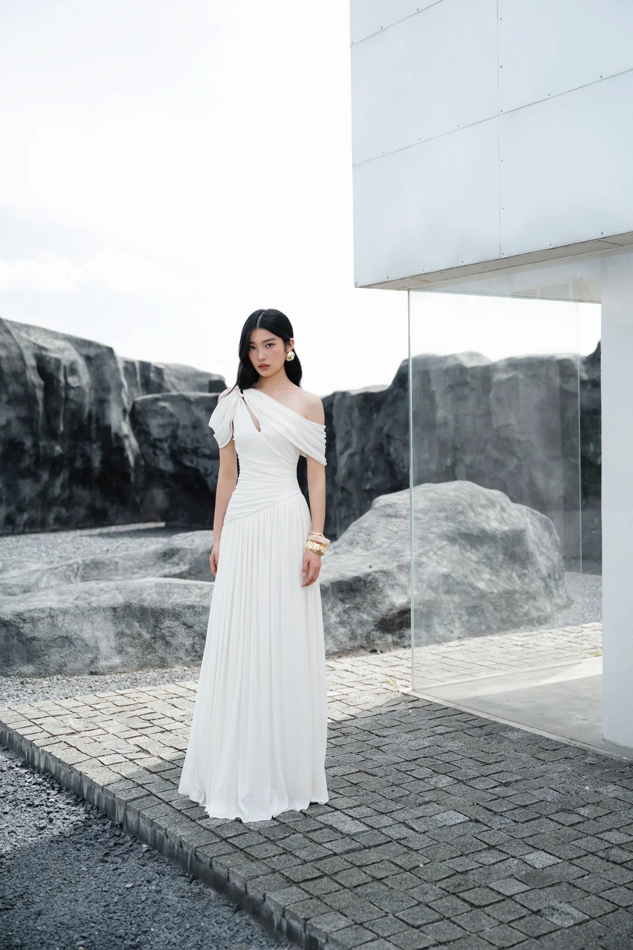 MOLLYNISTA Pleated Draped Shoulder Dress (white)
