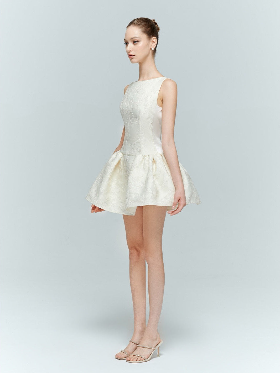 Artel Retro White Floral Texture Sleeveless Sabrina Pearl Embellished Backless Mini Dress