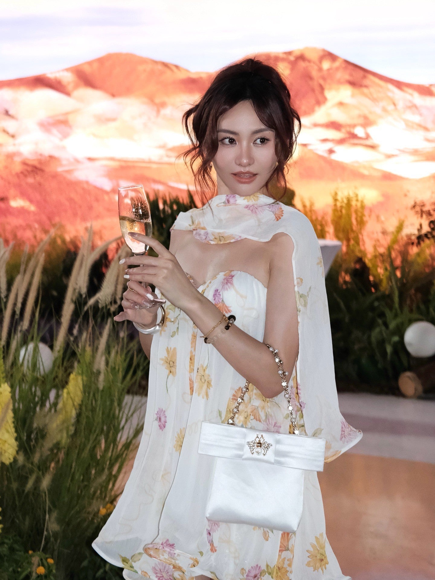 Sheer Luck Thiri雪纺抹胸飘蓬蓬荷叶边连衣裙（雏菊印花）