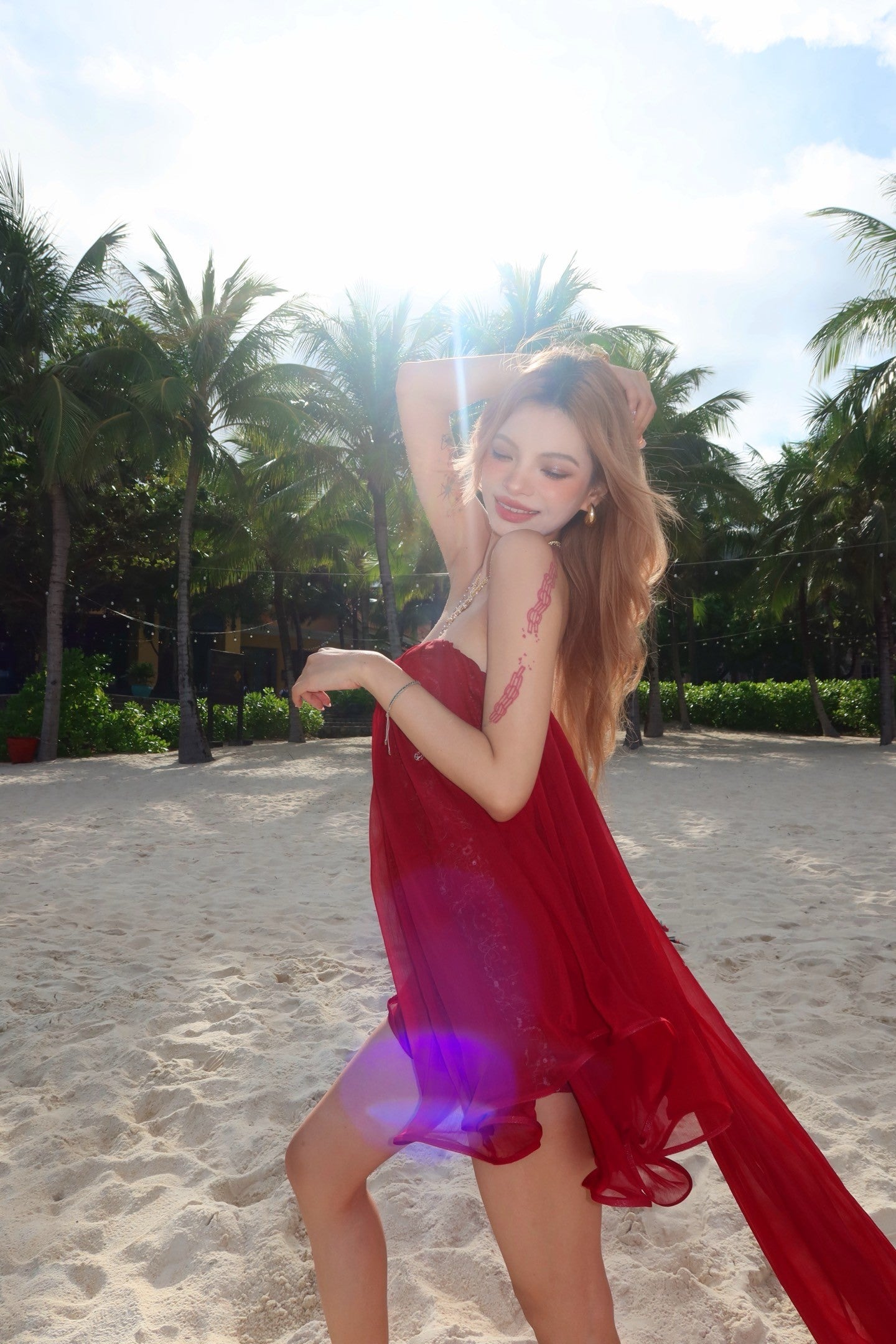 Sheer Luck Thiri雪纺抹胸飘蓬蓬荷叶边连衣裙（红）