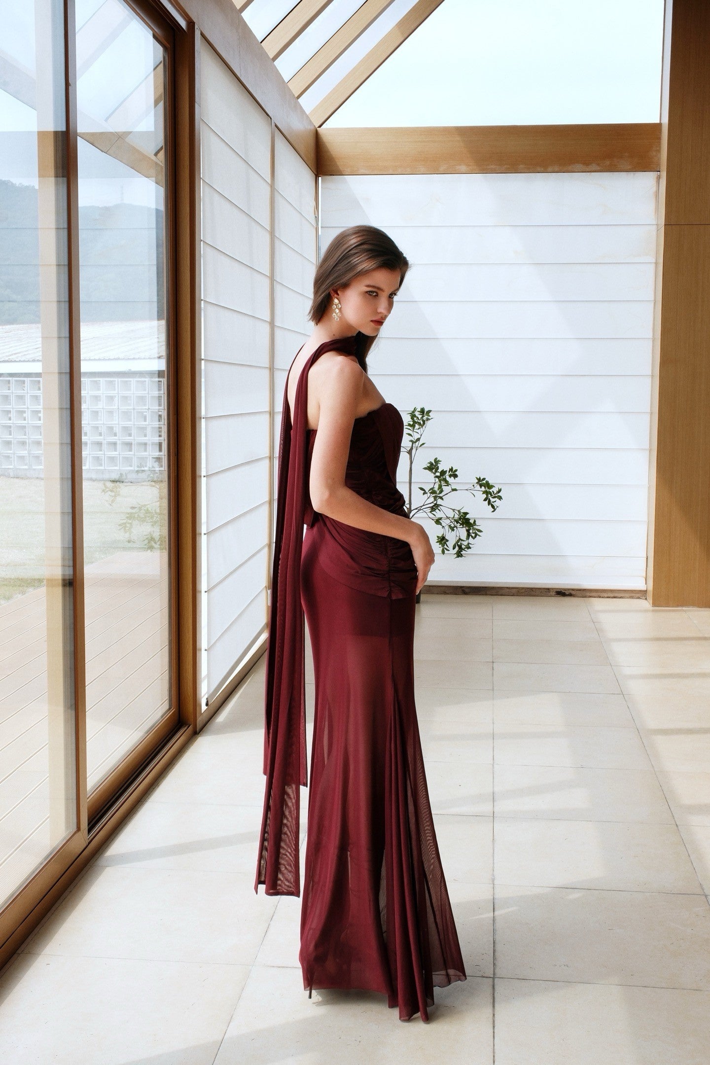 Sheer Luck Kira网纱飘带修身褶皱鱼尾长连衣裙（安克拉红）